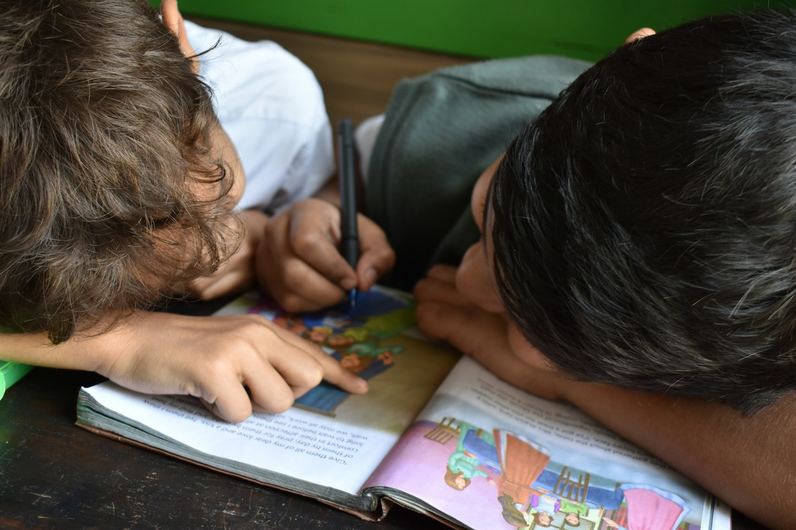 Niño escribiendo en su cuaderno en su primer año de primaria