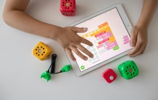 Niño programando en una tableta con bloques de colores: inteligencia artificial para niños
