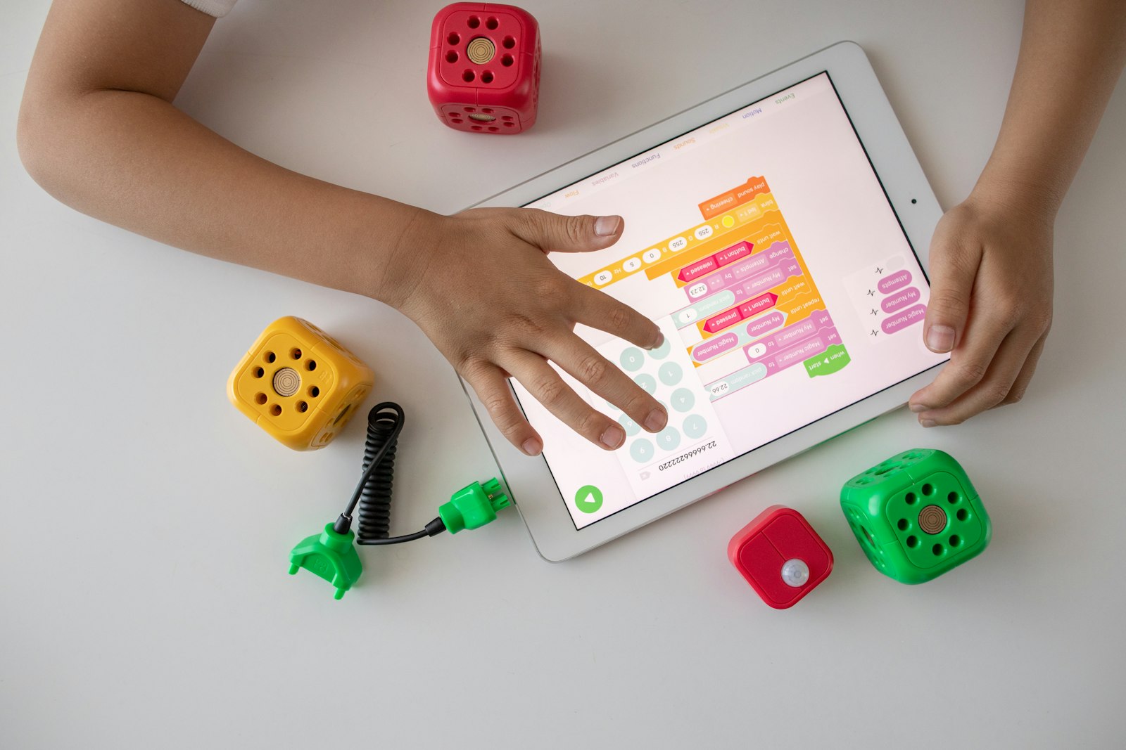 Niño programando en una tableta con bloques de colores: inteligencia artificial para niños